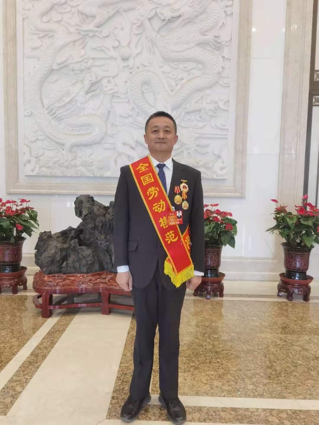 陜西糧農(nóng)集團(tuán)李德偉同志榮獲“全國(guó)勞動(dòng)模范”稱號(hào)