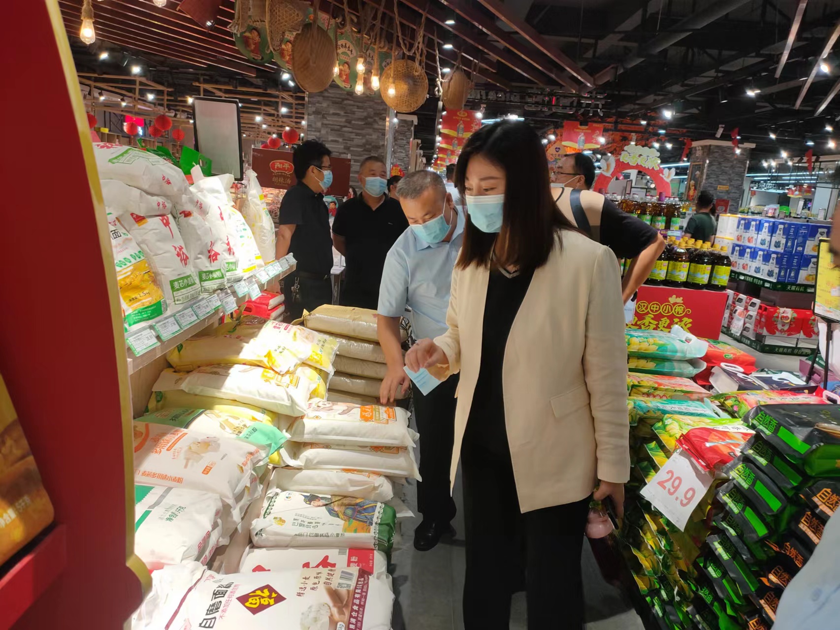 集團副董事長郝曉華深入西瑞產品銷售市場調研